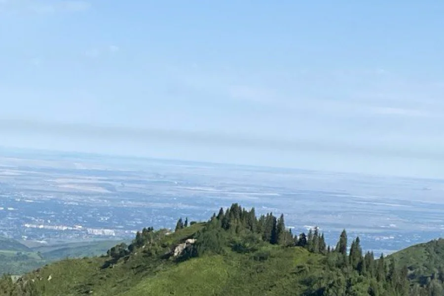 Вид с пика Букреева – горные вершины и панорама города